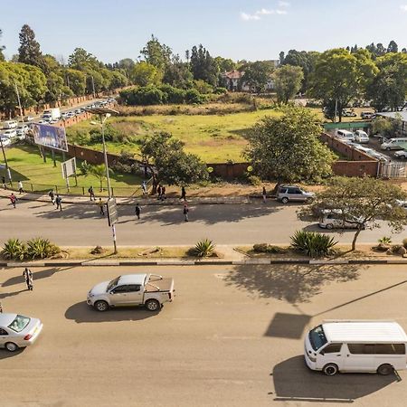 N1 Hotel Rotten Row Harare Exteriör bild