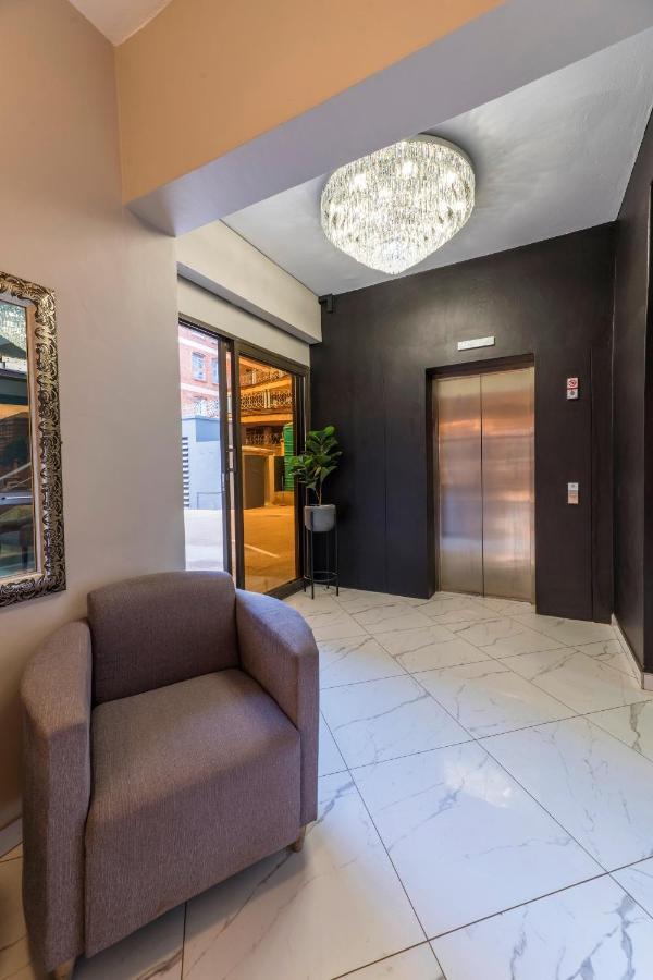 N1 Hotel Rotten Row Harare Exteriör bild