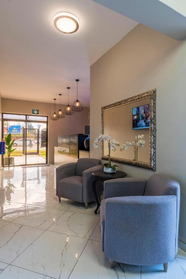 N1 Hotel Rotten Row Harare Exteriör bild